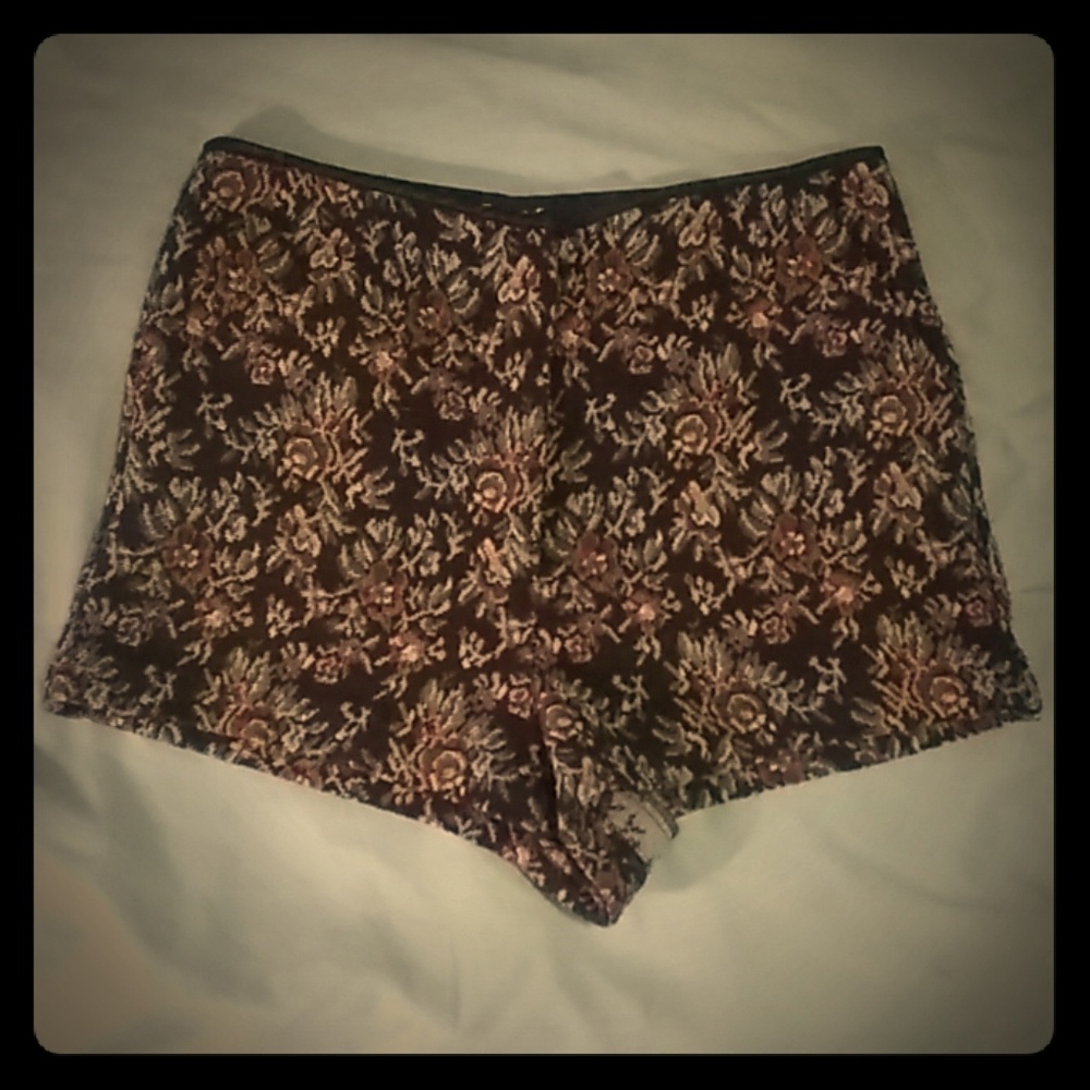Size 4 Forever 21 shorts with pockets!